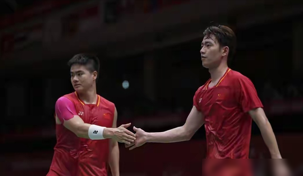 石宇奇赛后说了一句大实话：没怎么研究对手，就自己调状态。结果上去就是2比0，打得拉克什亚没脾气。再看李诗沣，前一天刚输球，人都蔫了，他爸就发了一句话：别放弃。他转头上去砍下制胜分。你看，关键时刻拼的根本不是技术表、战术板，是这口气能不能顶上来。国羽3比1干翻印度杀进决赛，决赛打印尼。真正的硬仗看男双