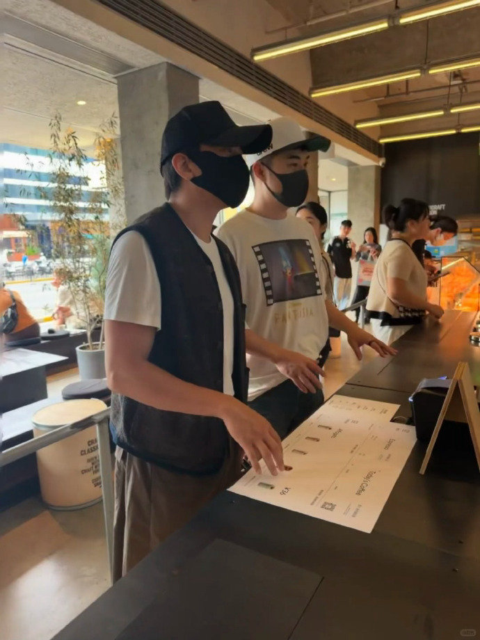#上海咖啡店偶遇邓超陈赫#上海咖啡店偶遇邓超陈赫~ ​