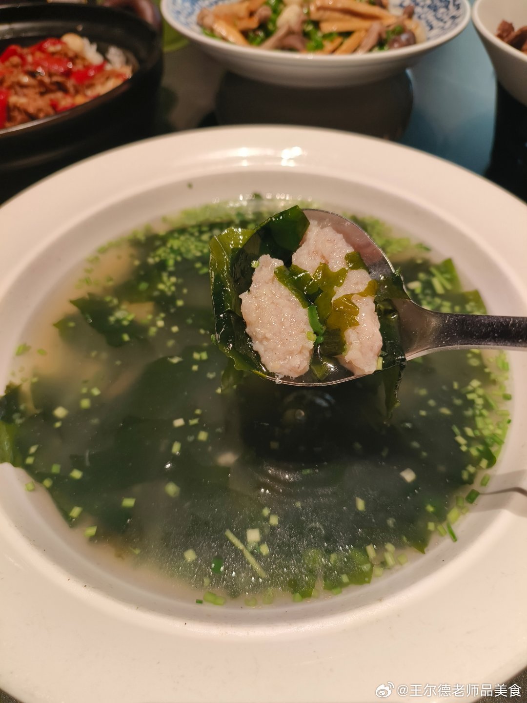 在哈尔滨，竟然能沉浸式的感受地道湘潭味道。这家厚熹湘潭菜，直接把湘潭的热辣鲜香和乡野烟火气全都端到了你餐桌上。浓汤回渡鱼：长时间慢炖熬出鲜美浓汤，鱼肉细嫩，每一丝肉都浸足了醇厚鲜气。这种鱼没有小刺，可以让我大口享受美味。小炒黄牛肉：湘潭菜的灵魂招牌，猛火快炒锁住嫩度，是湖南人刻在骨子里的下饭神菜。鸡肠辣椒炒猪肚：火候把控的刚刚好。猪肚脆嫩，裹满辣椒的香气，每一口都特别满足。虾爬肉枣汤：手工捶打的肉枣嫩而不柴，汤底清鲜不腻，一口喝得出实打实的鲜美。肉汤泡饭：浓稠肉香汤汁裹着饱满米粒，每一粒米都吸饱了肉香，大口扒饭的满足感直接拉满。店里灯光色调温暖，每一处布置都很用心。能感受到热热闹闹的烟火气，从乡野收来的原生食材，连空气里都飘着湘潭人熟悉的热辣香气。这顿饭真是吃得过瘾又难忘，让我爱上正宗湘潭味道。 哈尔滨·福成厚·厚熹·湘潭菜(鱼汤泡饭)