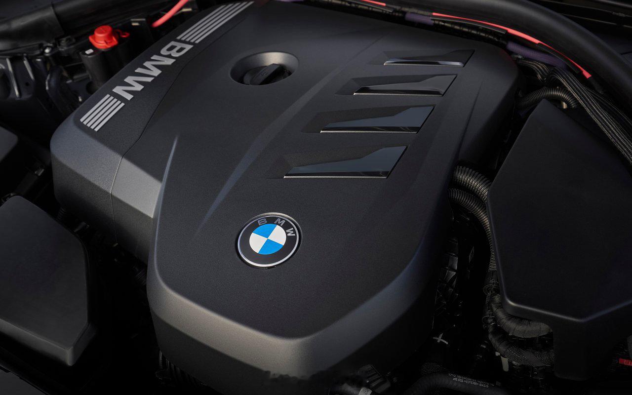 全新一代#BMW3系# 正式亮相，代号G50！几个看点：
1.3.0T、2.0T高功、2.0T低功共三款动力。
2.全系标配48V轻混，彻底砍掉柴油版本。
2.燃油版3系基于CLAR II平台打造，与纯电i3版没有任何关系。
4.长轴版本代号G58，预计2027年国内上市。
5.现款3系清仓，最低已经来到了18万。 ​