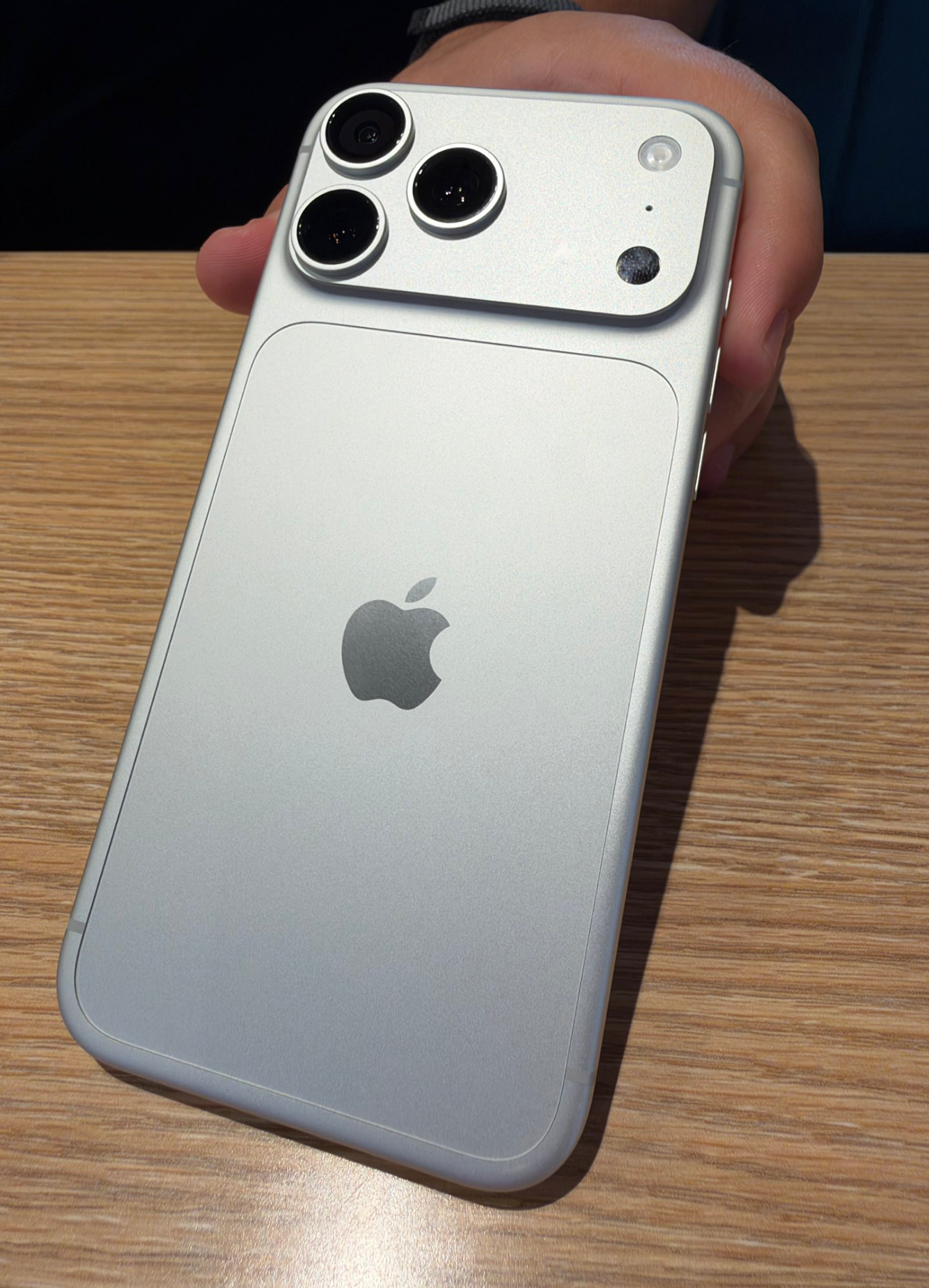 虽然现在iPhone 18 Pro Max可以随便买了，我周围的Apple Store直营店现在4个颜色都是现货，但是我依旧不建议大家入手，特别是iPhone 17 Pro系列用户，原因是升级幅度并不大。

别看官方说iPhone 18 Pro Max散热，续航都提升了很多，但其实日常使用几乎没任何