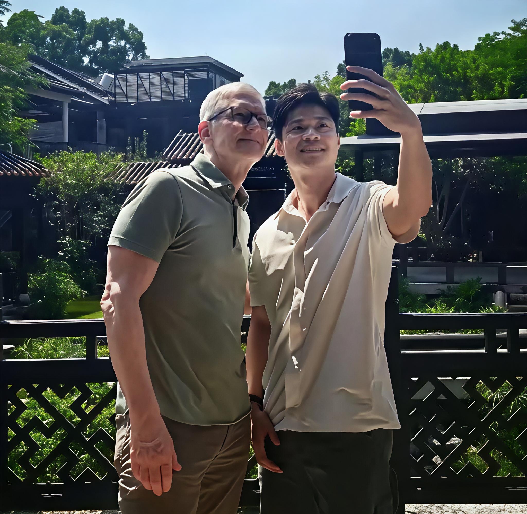 现在来中国的库克，早就不是苹果一把手了，这次广州行是他卸任CEO之后，第一次踏足国内。
 
今年9月1号，库克正式卸下干了15年的苹果CEO职位，只保留董事会执行董事长的身份。搁以前，他来华全是商务谈判、跑供应链、谈合作，全程都是大佬正式行程。但这次完全不一样，画风肉眼可见的松弛，不聊生意、不谈产品
