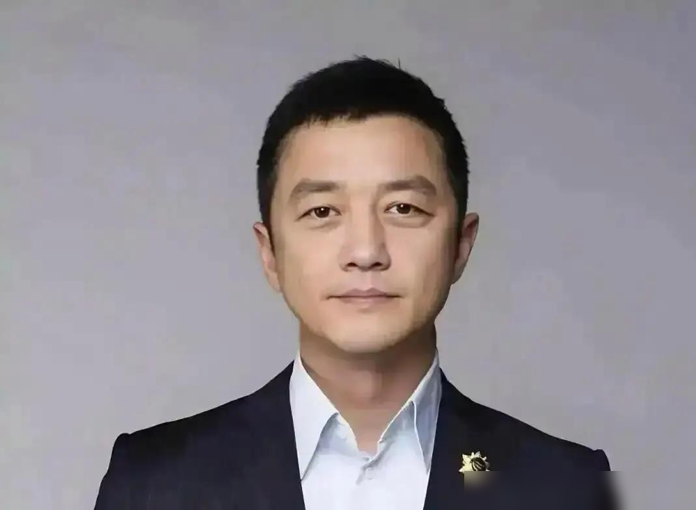 李亚鹏在曼谷机场，一脚踹翻了记者的相机。
2008年，李嫣才两岁。记者把镜头怼到孩子脸上，李亚鹏先好言相劝，没用。他直接上手，推搡，踢打，现场全被拍下来了。
警察来了。所有人都以为要闹大，结果李亚鹏赔了2300块港币，记者道歉，握手走人。他当时撂了句话：拍我可以，拍王菲也行，别吓着孩子。
后来