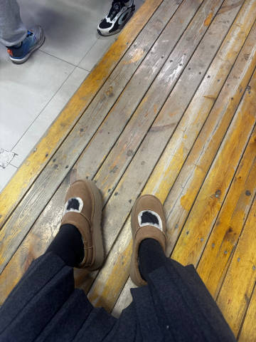 上着课鞋掉了 学生憋着笑 我也憋着笑装作若无其事继续讲 <span c...