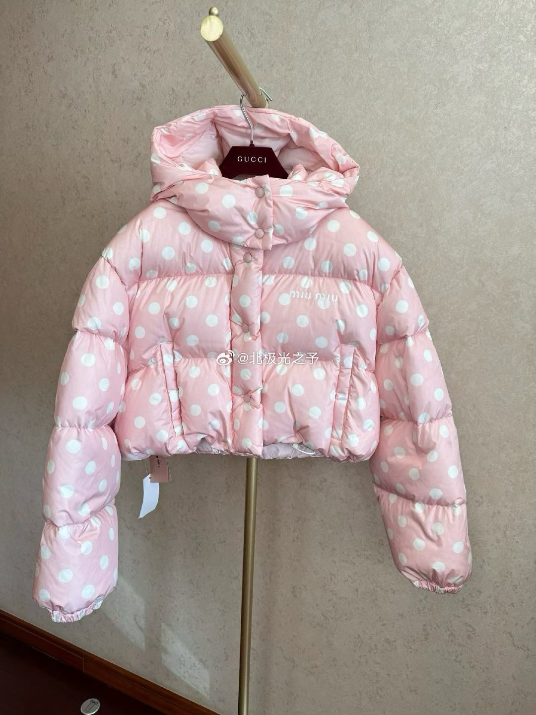 miumiu 粉色 羽绒服 帽子可拆卸
40码 胸围126cm长48cm
内购特价💰不到4k ​