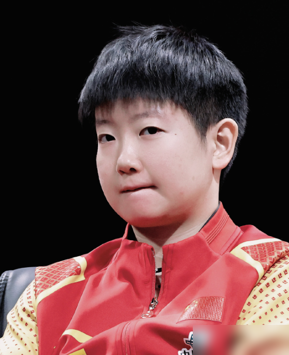 三个11比1，国乒把尼泊尔打到没脾气。孙颖莎、王曼昱连外套都没脱，全程坐场边看戏。
陈熠、蒯曼、范姝涵，三个首次打亚运的小将，九局一分没丢。这不是比赛，是单方面教学。
教练组账算得明白：孙颖莎从5月世乒赛连轴转，身兼三项，王曼昱后面可能一天双赛。打尼泊尔这种强度，上主力纯属浪费油。
不如拿小组
