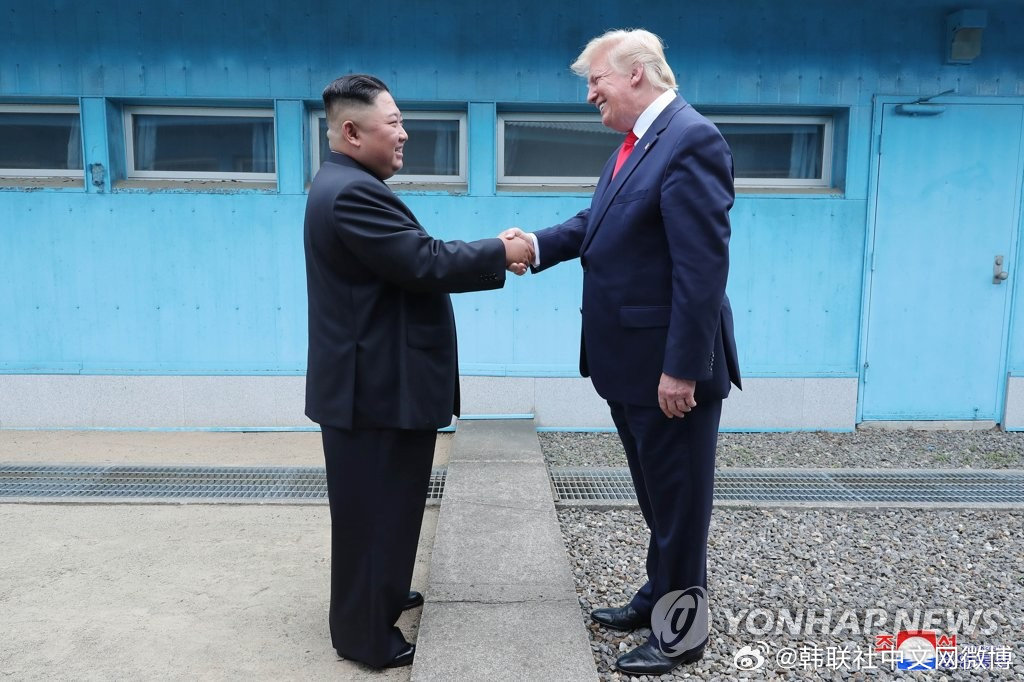 【特朗普称金正恩回应对话提议 但未披露细节】美国总统特朗普17日主张，朝鲜国务委员会委员长金正恩已回应其提出的对话提议，但他并未透露具体细节。 #朝美关系##美朝关系##特朗普##金正恩# ​