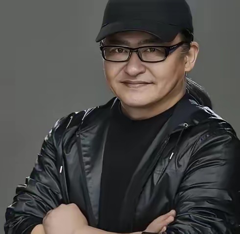 刘欢借给走投无路的宋柯近百万，十几年没催过，也没跟任何人提过。九十年代末这笔钱够买几套房，他却只当帮兄弟一把。
​宋柯那会儿遇到难处，刘欢二话不说借了近一百万。那笔钱搁九十年代能买几套房，可刘欢十多年从没催过，也从没跟别人提过这事。我觉得这不像借钱，更像是把朋友的难处扛自个儿身上 ​