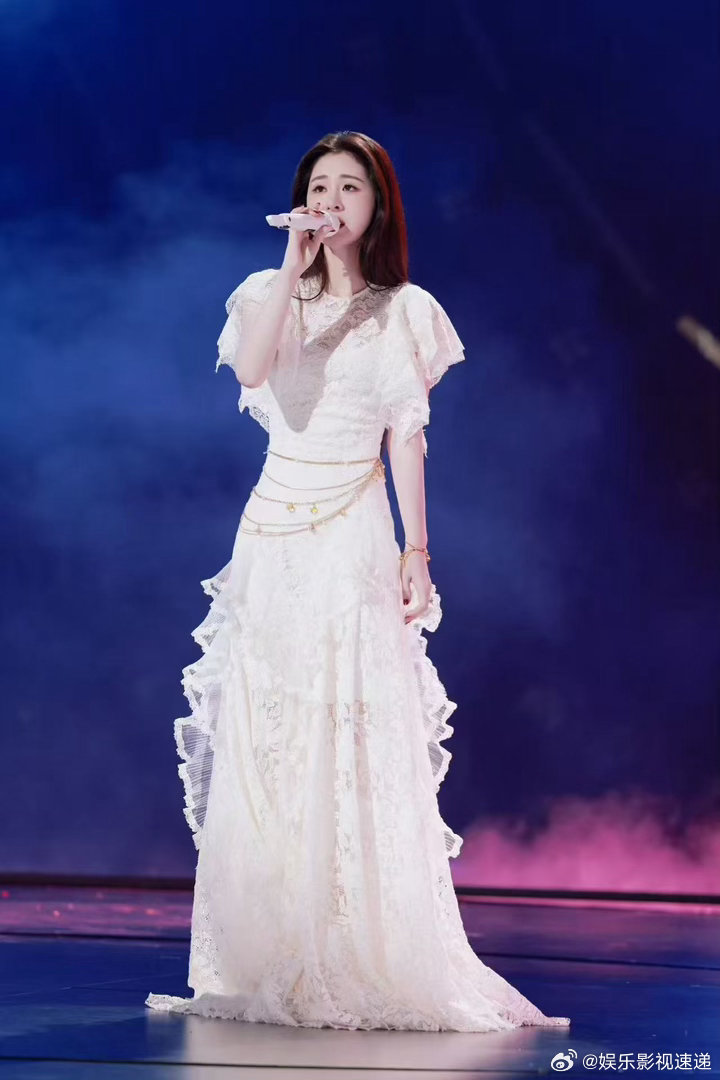 #侯明昊张碧晨清唱雀骨OST炙光# 张碧晨的声音真有魔力！清唱段落婉转又有厚度，每句都唱到心坎里，“一生匆匆却唯独你”那种苍凉宿命感太到位了。侯明昊少年音清亮配合她，两人声线互补，听得人上头！ ​