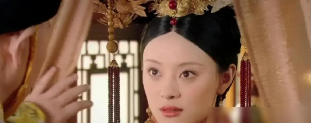 别被骗了，皇帝对甄嬛根本没动过半点真心。
老皇帝一死，甄嬛翻出那道密旨，瞬间如坠冰窟。什么白月光，什么心尖宠，统统是假的。她只不过是纯元皇后的完美平替，只要新帝一登基，皇帝立马就要拿她的命去陪葬。
导演郑晓龙说得直白，拍这戏，就是为了撕破吃瓜群众的粉红幻想。帝王家，要的是繁衍，算的是皇权，哪来的
