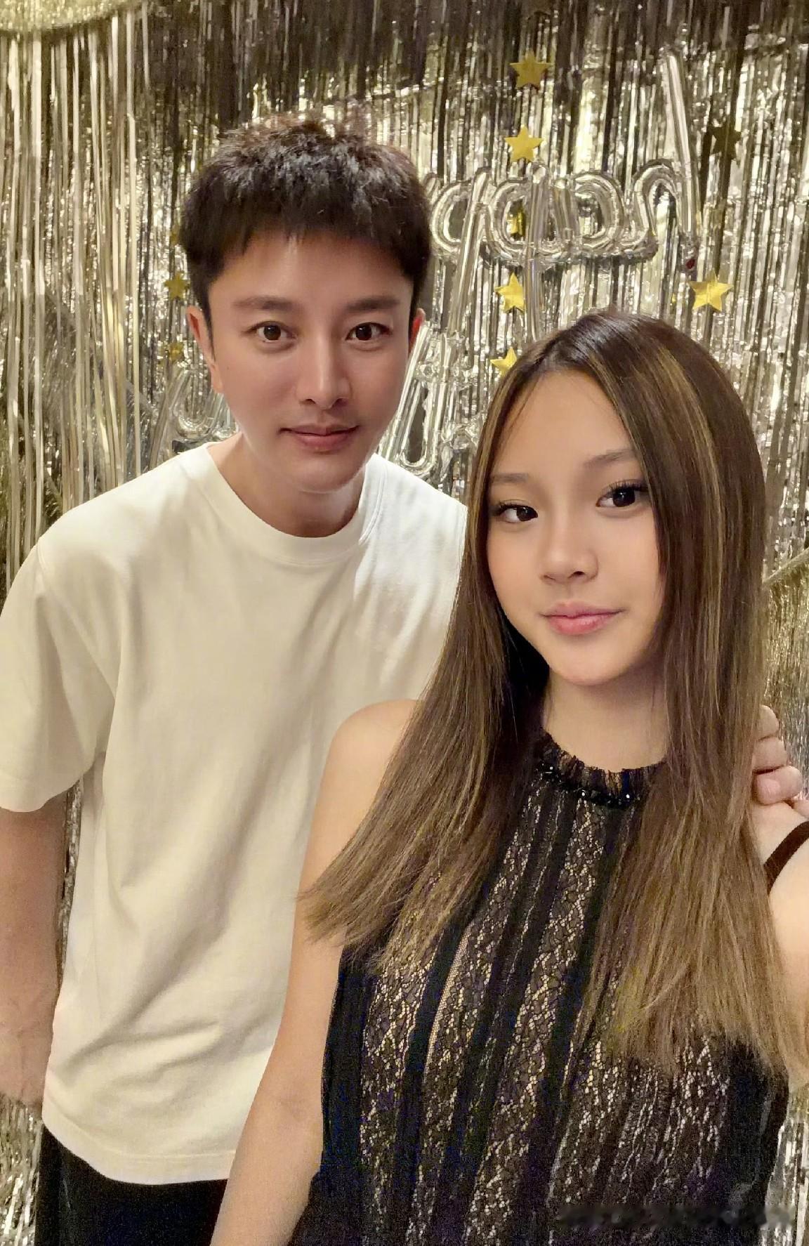 贾乃亮陪女儿甜馨过14岁生日啦！

他平日里直播连轴转，忙得脚不沾地，即便这么忙，也不忘抽空陪女儿庆生。

父母虽然不在一起生活，但对甜馨的爱一点没少，这份父爱很让人动容。
贾乃亮