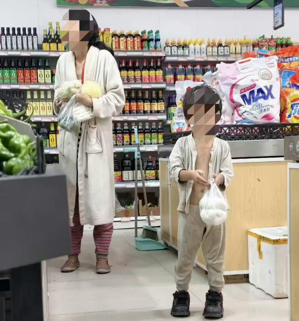 #多部门介入母子衣衫不整街头游荡#
成年人可以自主选择自己的生活方式，但年幼的孩子没有选择权。才三四岁的小朋友，本应被好好照料，如今连基础的生活保障都难以得到。

不论这位母亲正经历怎样的困境，孩子的安全、健康永远是第一位的。希望相关帮扶能够落地，守护好小朋友，给他安稳的成长环境。 ​
