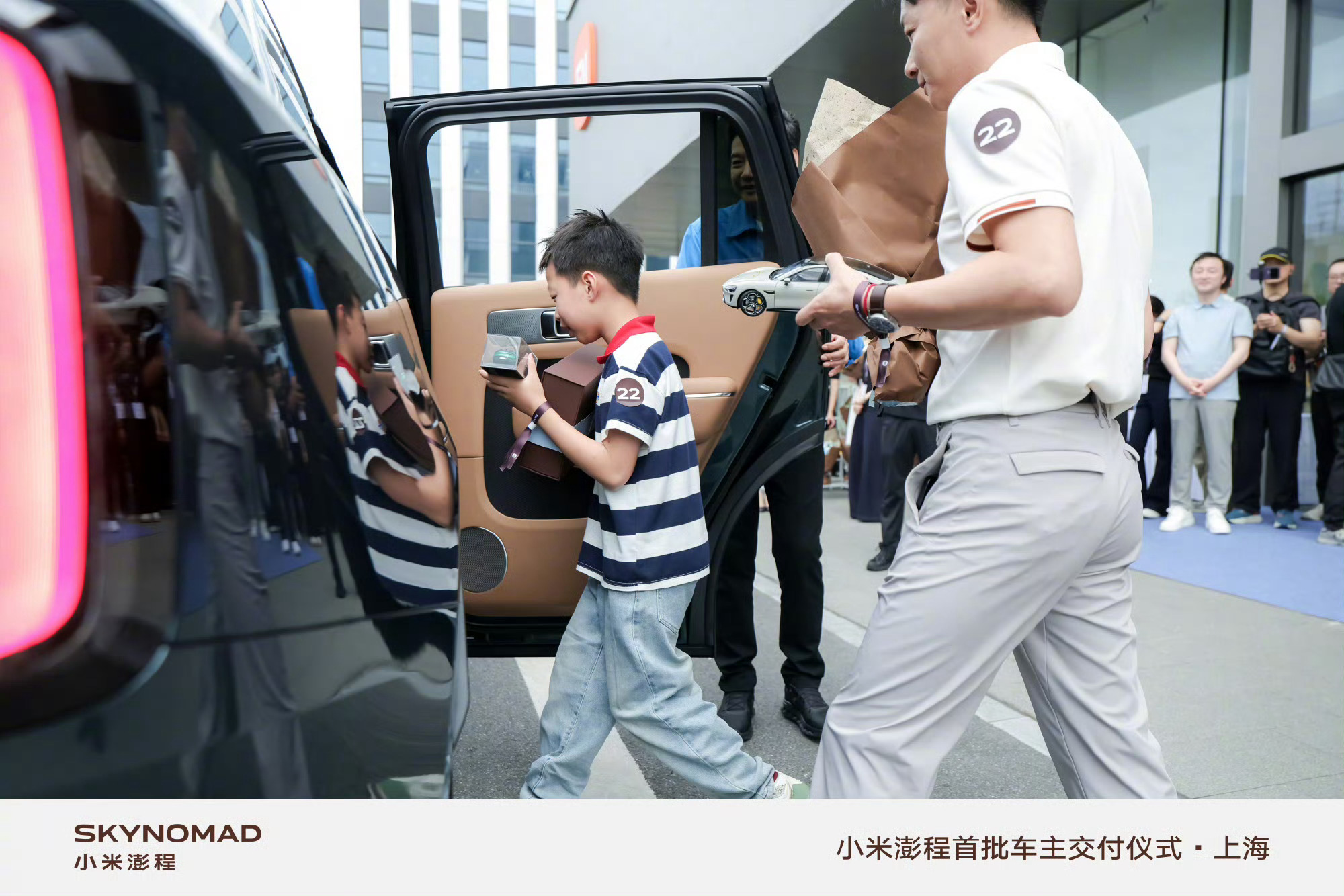 #雷军为上海澎程车主交车#
今天上海的交付现场，最让人羡慕的不是澎程，而是雷总亲自为每一位车主交车开车门。你想想，花二三十万买台车，结果老板亲自交车，一个个开门又送上车，并且合影的话也不会拒绝。

整个汽车圈这种待遇都是少见且几乎没有的，从这些事可以看到，雷总是真把每个车主都当回事。 ​