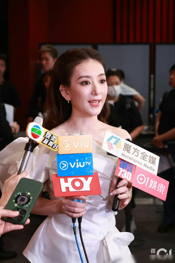 同样是天王嫂，方媛怎么活的这么紧绷？
昆凌早就跳出天王嫂标签，上综艺零差评，有自己独立的事业话语权。
方媛从结婚第一天就被贴标签，出身被挖，家事被全民审视，连出门带娃都能被歪歪出一堆阴谋论。
她拼了命维持精致自律攒口碑，可每次公开亮相，还是逃不开不大气、眼神慌的评价。
被身份标签绑住的人，永