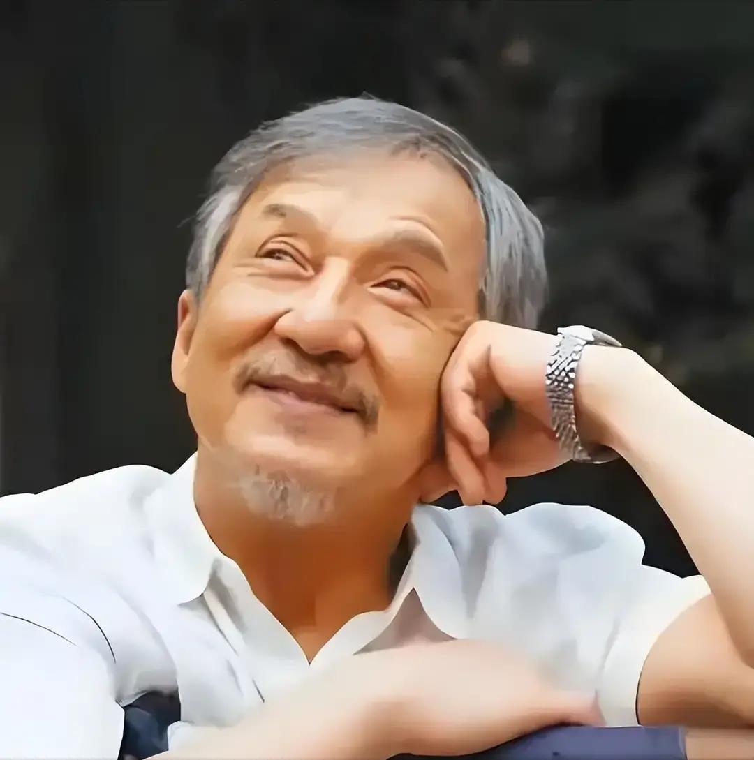 71岁的成龙上了热搜。不是丑闻，比丑闻更震撼。他当着镜头坦然承认了自己有ADHD，说自己的脑子像关不上的发动机，还坦白连浇花这种小事都会忘记。成龙的坦荡撕开了自己的人生软肋，更撬开了大众对ADHD的认知盲区。
 
视频发布后第三天，经纪人阿文照例早上九点去接他。成龙已经坐在客厅沙发上，面前摆着三只手