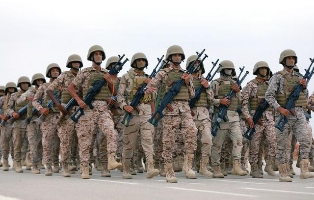 也门联军吃空饷，80%的兵力都不存在

2026年9月，也门西海岸战局突然发生变化。胡塞武装向红海沿岸快速推进，莫卡港在短时间内失守，随后佩里姆岛也落入其控制。外界关注的不只是战线推进速度，还有一个长期隐藏在军队花名册里的问题：一些号称拥有数百甚至上千人的部队，真正能够拿起武器、赶到阵地上的人员，可