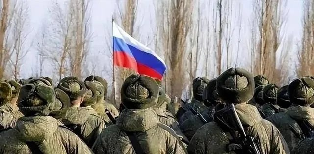 俄罗斯 战胜 乌克兰 几乎没戏了？
先别急着盯着顿巴斯地图数村子。2026年8月底真正值得俄罗斯警惕的画面，一个出现在华沙，另一个出现在赫尔辛基。波兰准备让2027年军费继续超过GDP的4.5%，瑞典则准备把“鹰狮”战机和军舰部署到芬兰。战争打了几年，俄罗斯周边没有变得更松，反而越来越武装化，这才是 ​