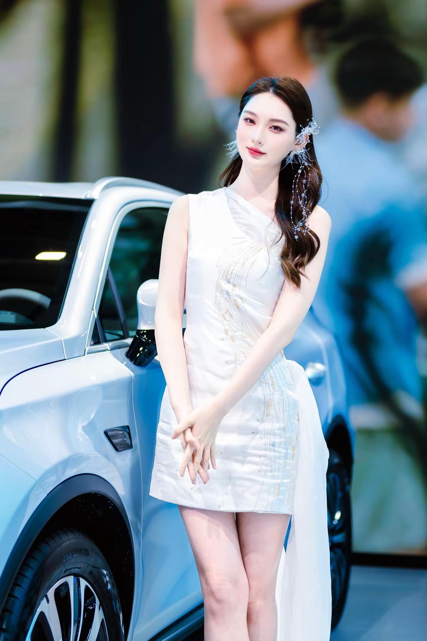 潭州汽车工业博览会——车模汪梓涵。「夏日里的蓝色精灵」