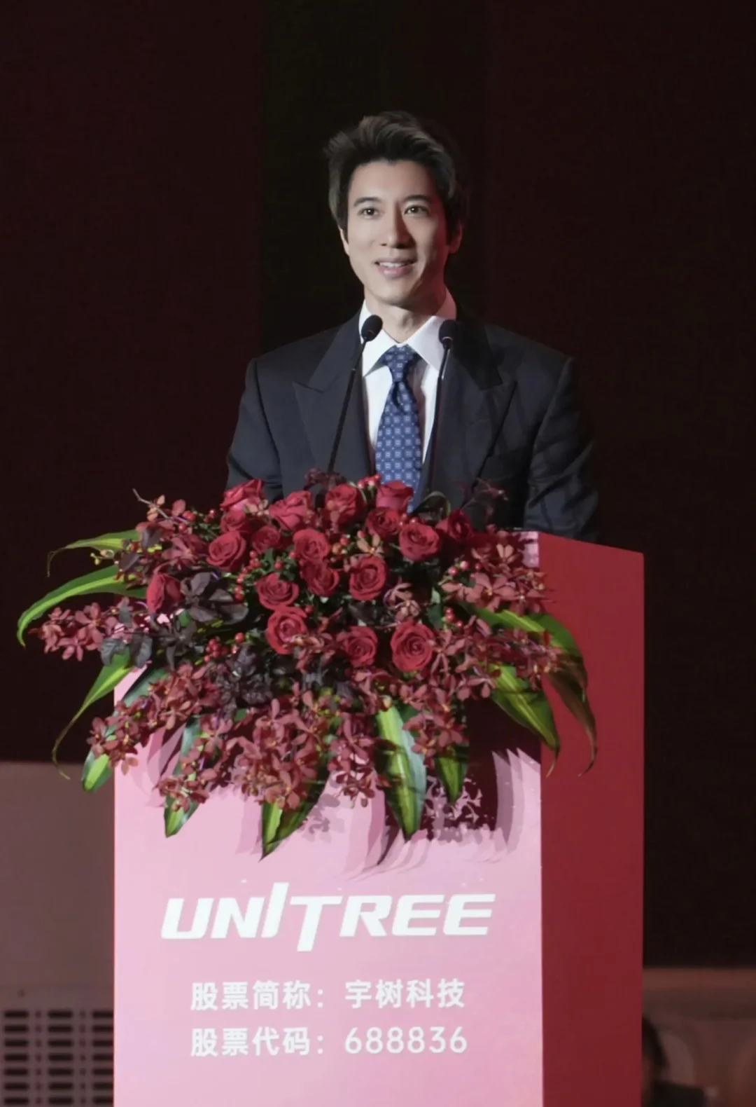 宇树科技上市，王力宏现身答谢宴…