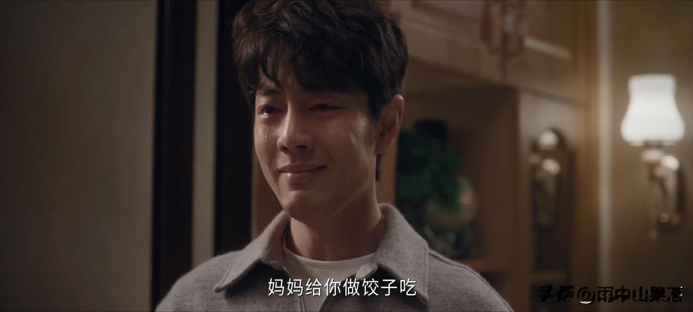 《小城良方》里肖战饰演的刘铮亮和史彭元饰演的刘铮光，是一对矛盾极深的兄弟，可他们不知道的是，他们矛盾的根源来自于同一个人。
而这个人正是他们的父亲。
因为正是他们的父亲，才造成了刘铮亮的恐雪症。
他害怕下雪，正是因为他幼时，是在一个冰天雪地的日子，眼睁睁的看着自己的父亲在面前咽了气。
这对兄弟俩之间