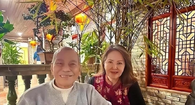 82岁邵氏硬汉陈观泰脑溢血走了，小30岁妻子素颜站船尾亲手撒骨灰入西江，不留碑不留坟头，茶楼那句“撒江里就行”竟成最后遗言
9月中旬的西江入海口，一条不起眼的船上，汤利萍素着脸站在船尾，一把一把把陈观泰的骨灰撒进江海交汇的水域。没有媒体跟拍，没有圈内好友送行，连一块墓碑都没留下。而一个月前，他还在中