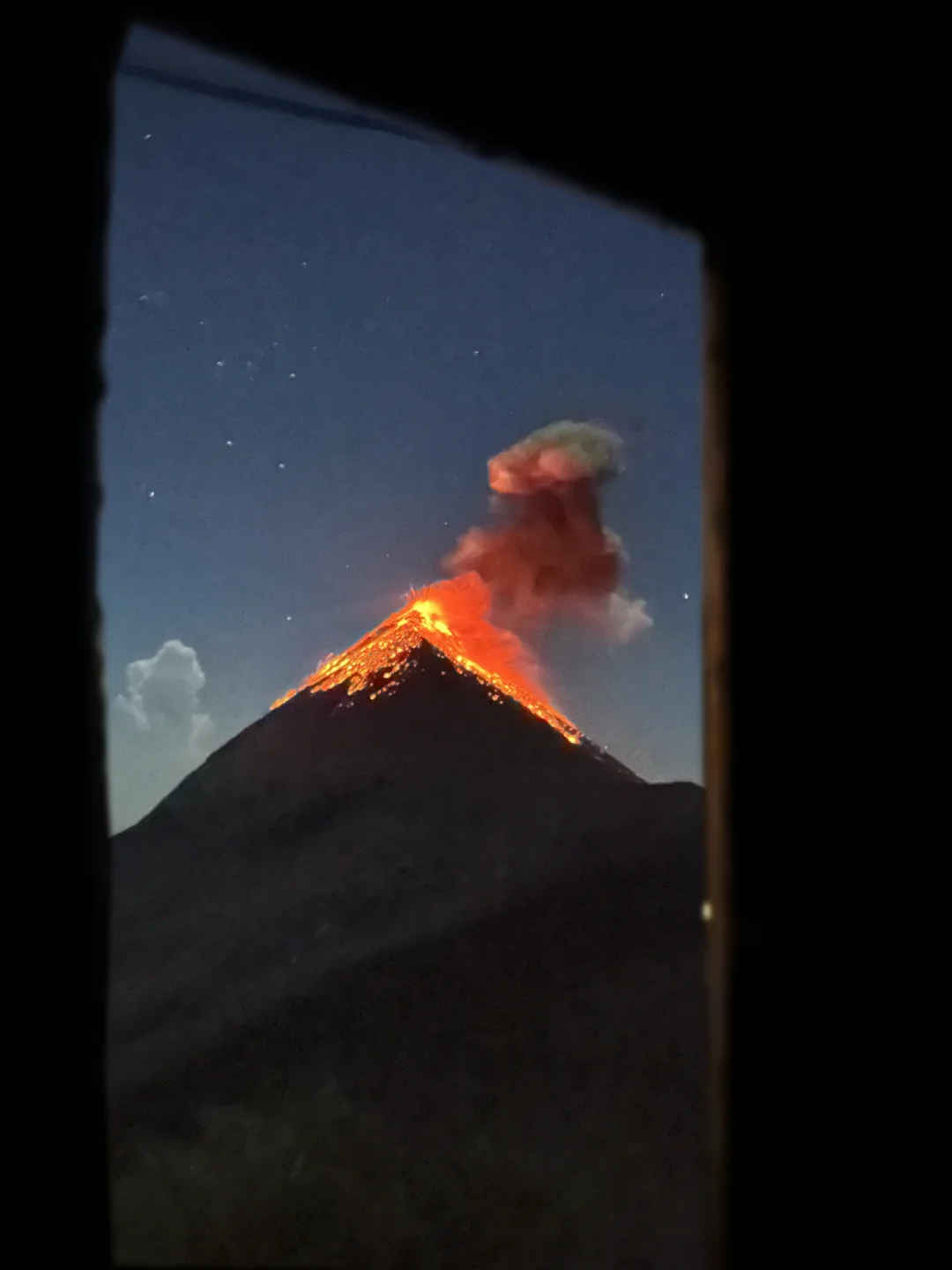 此时此刻！我的窗外火山在喷发！🌋