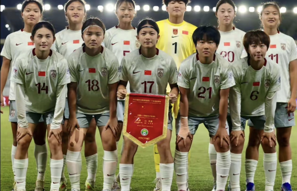 中国U17女足有一对双胞胎姐妹火出圈了，你能从这张图中找到这对双胞胎姐妹吗？

在对阵美国队的比赛中双双出场，妹妹还打进了两个精彩进球。此时此刻，双胞胎姐妹的父母及家人，该是多么高兴啊，一个家庭有两位国足，实在太稀罕了。

在这张中国U17女足全家福中，你能找到这对双胞胎姐妹吗？

这对双胞胎姐妹来