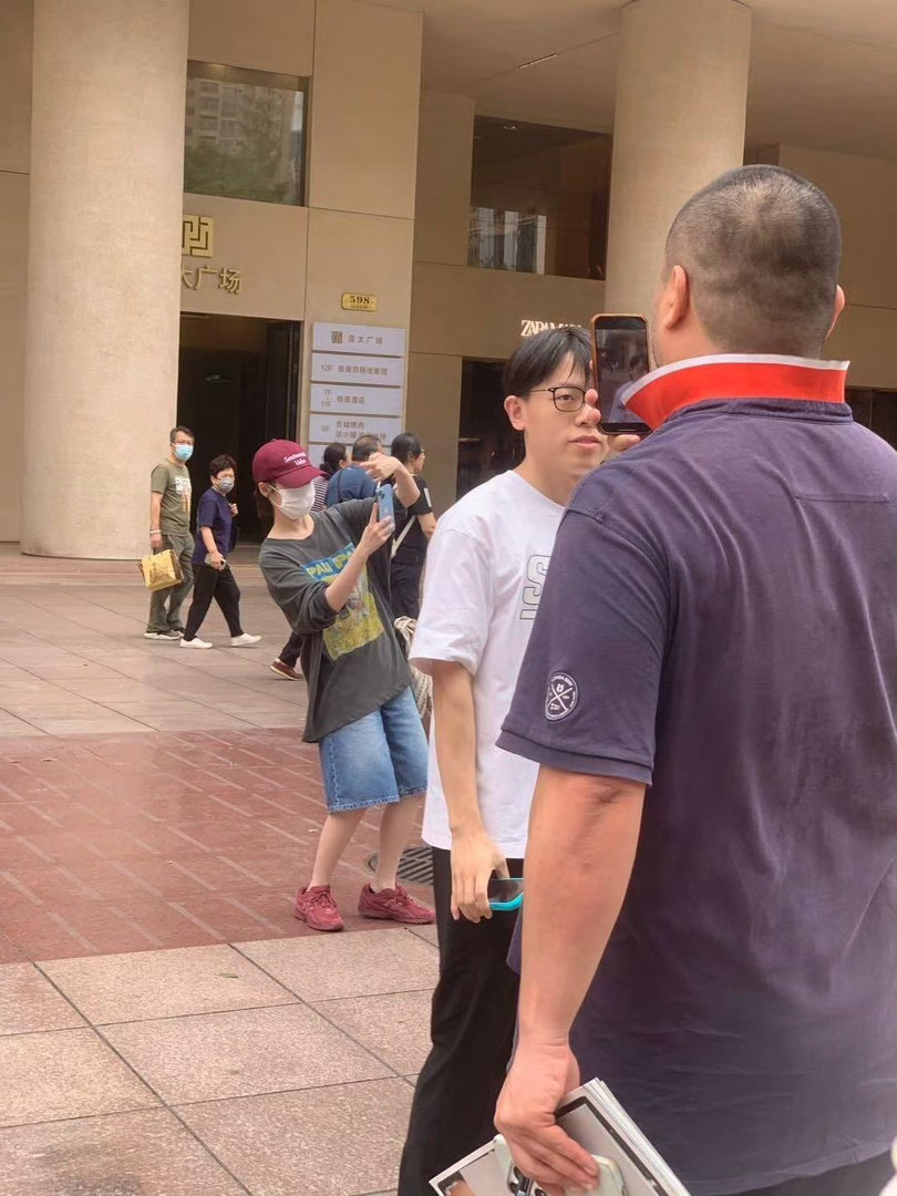 #德子的窝[超话]##上海偶遇IU逛街#偶遇IU逛街于上海街头，随性穿搭，气质依旧出众 ​