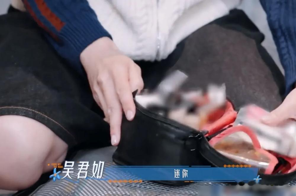 别的女星录综艺恨不得带十箱面膜，吴君如出国录《花少》却连正经化妆品都懒得拿。
临行前陈可辛急得够呛，她倒好，抓几包小样就敢出门，做好了全程素颜出镜的准备。
到了节目里，这种老娘无所谓的劲儿，直接成了全场的定海神针。一群年轻明星拘着谨着，她却顶着大素颜，盯着帅哥邓为两眼放光，没半点前辈架子。
被