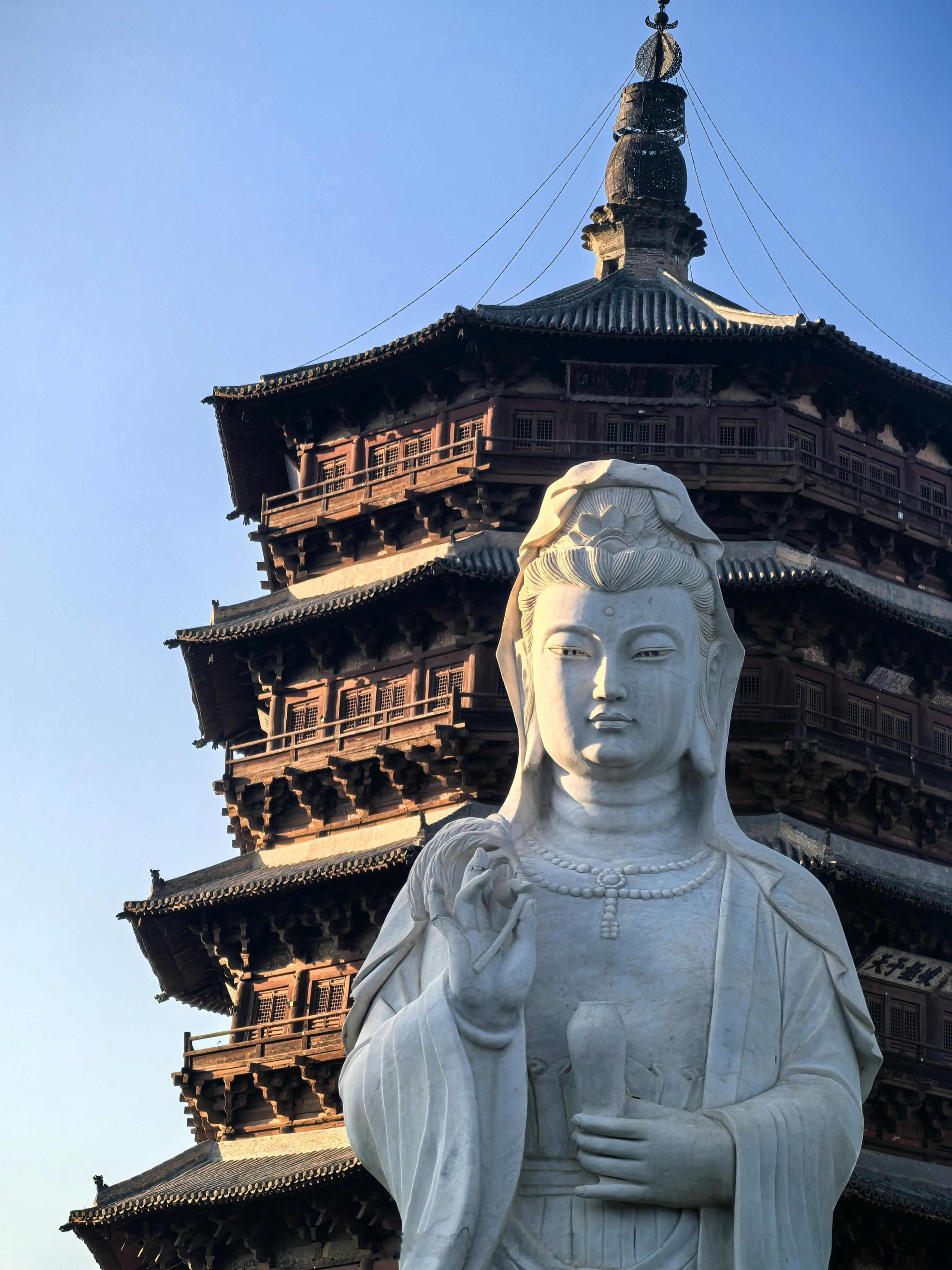 应县木塔[yeah]非常壮观！推荐各位可以来山西逛逛  当然评论区抽图...