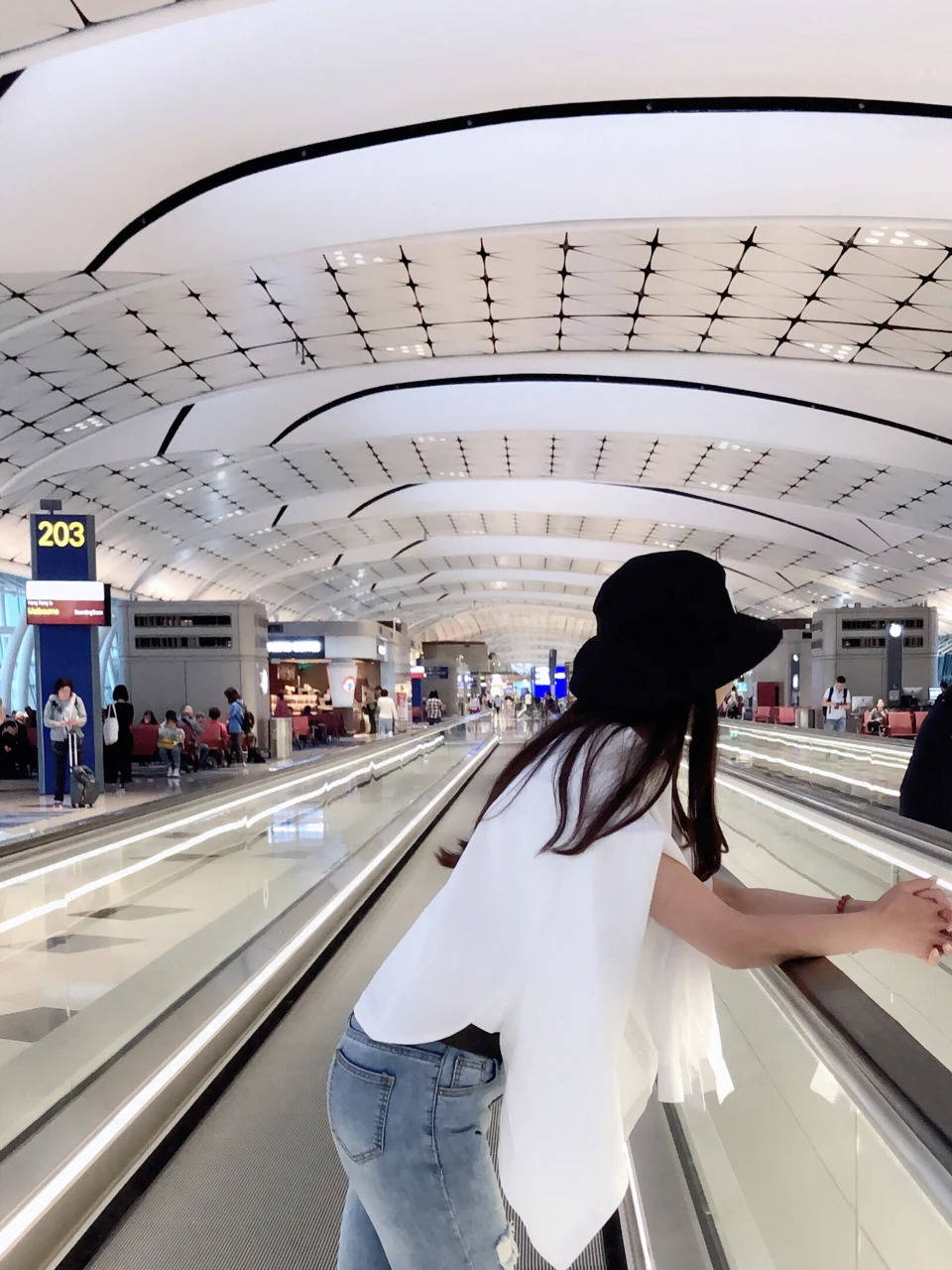 机场穿搭✈️机场拍照📷候机的时候一定不能闲着，机场也可以拍出大片的赶脚❤️