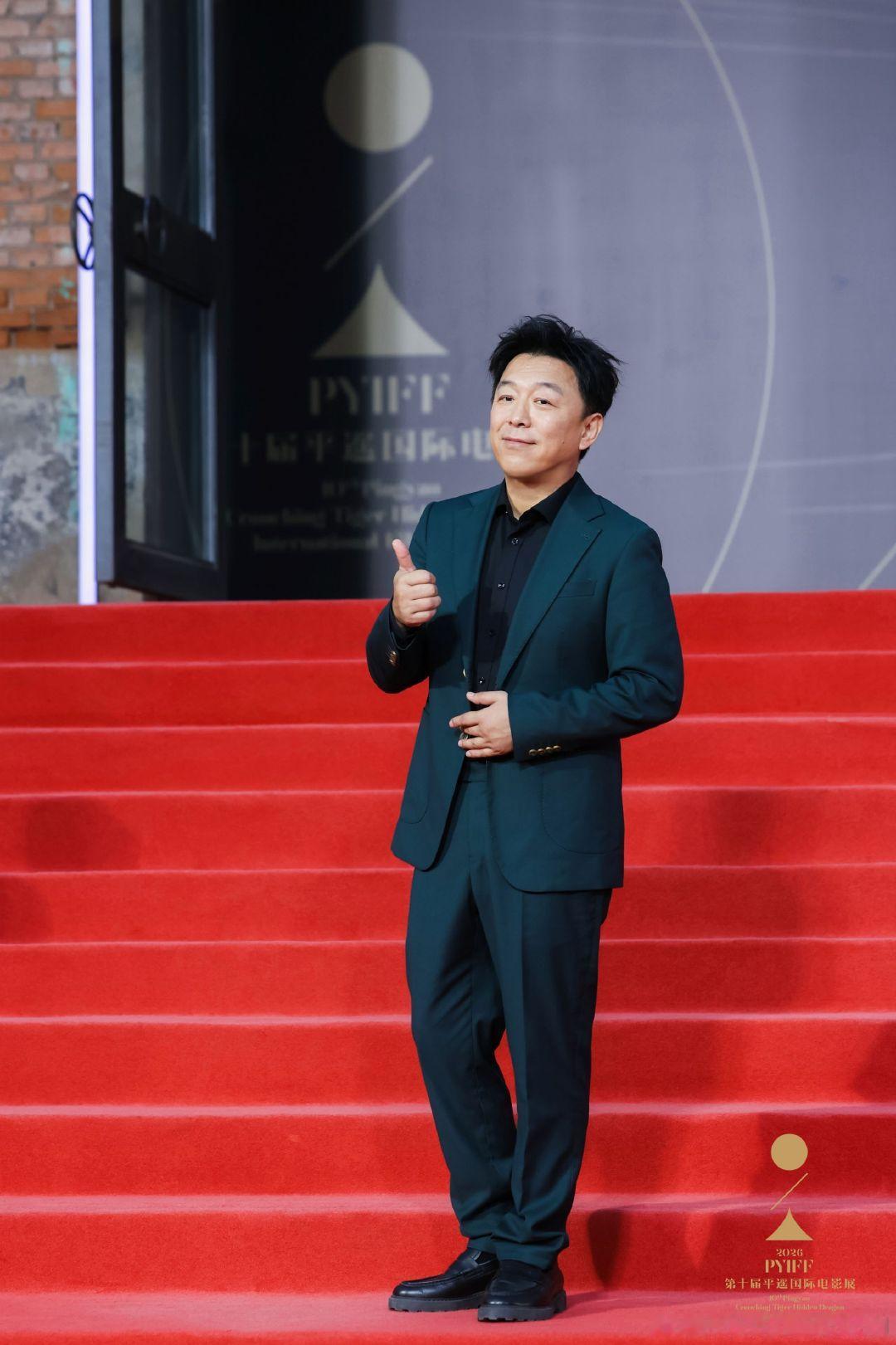 #奢华之眼news# 演员穿着Bally 2026春夏Gusto男士皮革乐福鞋亮相平遥国际电影展，百年皮革工艺精制，低调中自有锋芒，不喧自雅。​​​
