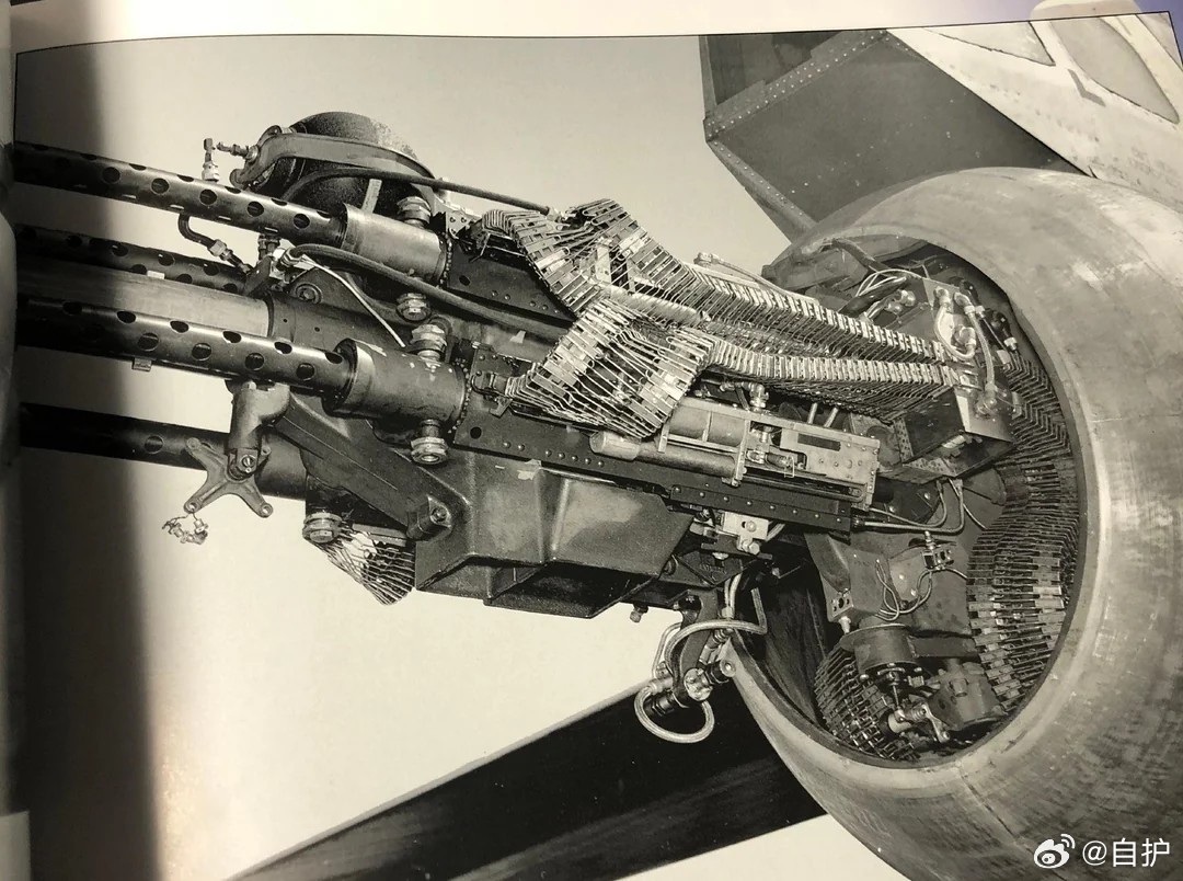 航空创作计划每天认识一件兵器 这是为诺斯罗普 XB-35 / YB-35飞翼轰炸机设计的蝎子（Scorpion）四联装 .50机枪尾部炮塔，当时它正安装在一架波音 B-29 超级空中堡垒测试机上进行飞行测试。感觉像个会扭动的蛹。 ​​​