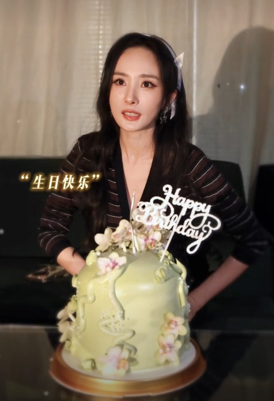 9月12日杨幂迎来40岁生日，一款选用粉丝应援色制作的绿色生日蛋糕意外出圈，更因她一口气吹歪蛋糕立牌、幽默自嘲“希望45岁生日快乐”的名场面，让这场生日充满了她特有的松弛与暖意。  一、蛋糕暗藏与粉丝