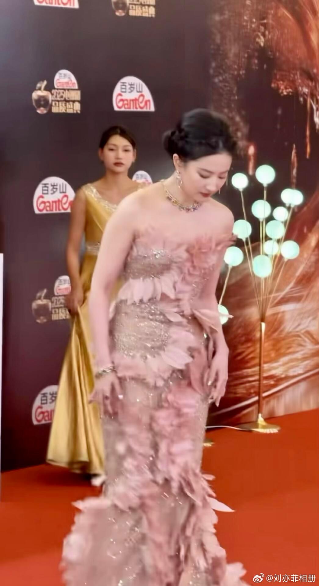 刘亦菲的走路粉来啦真没人懂这惊人腰臀比吗 ​