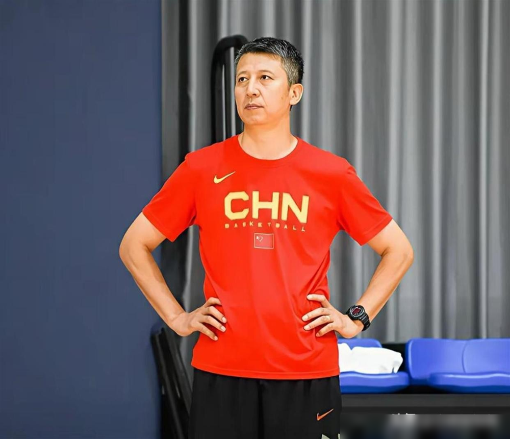 男篮刚靠他绝杀续命，转头人就飞回美国保饭碗了。
几天前的世预赛，杨瀚森9投8中，剩2.2秒一记准绝杀干翻黎巴嫩。还没等球迷欢呼，他就退了国家队亚运名单，连夜登机返美。
真不是不讲情怀，是到了悬崖边。今年是他在开拓者新秀合同的最后一年，10月底球队就要定去留。
现实太骨感，球队不仅打算把他下放发