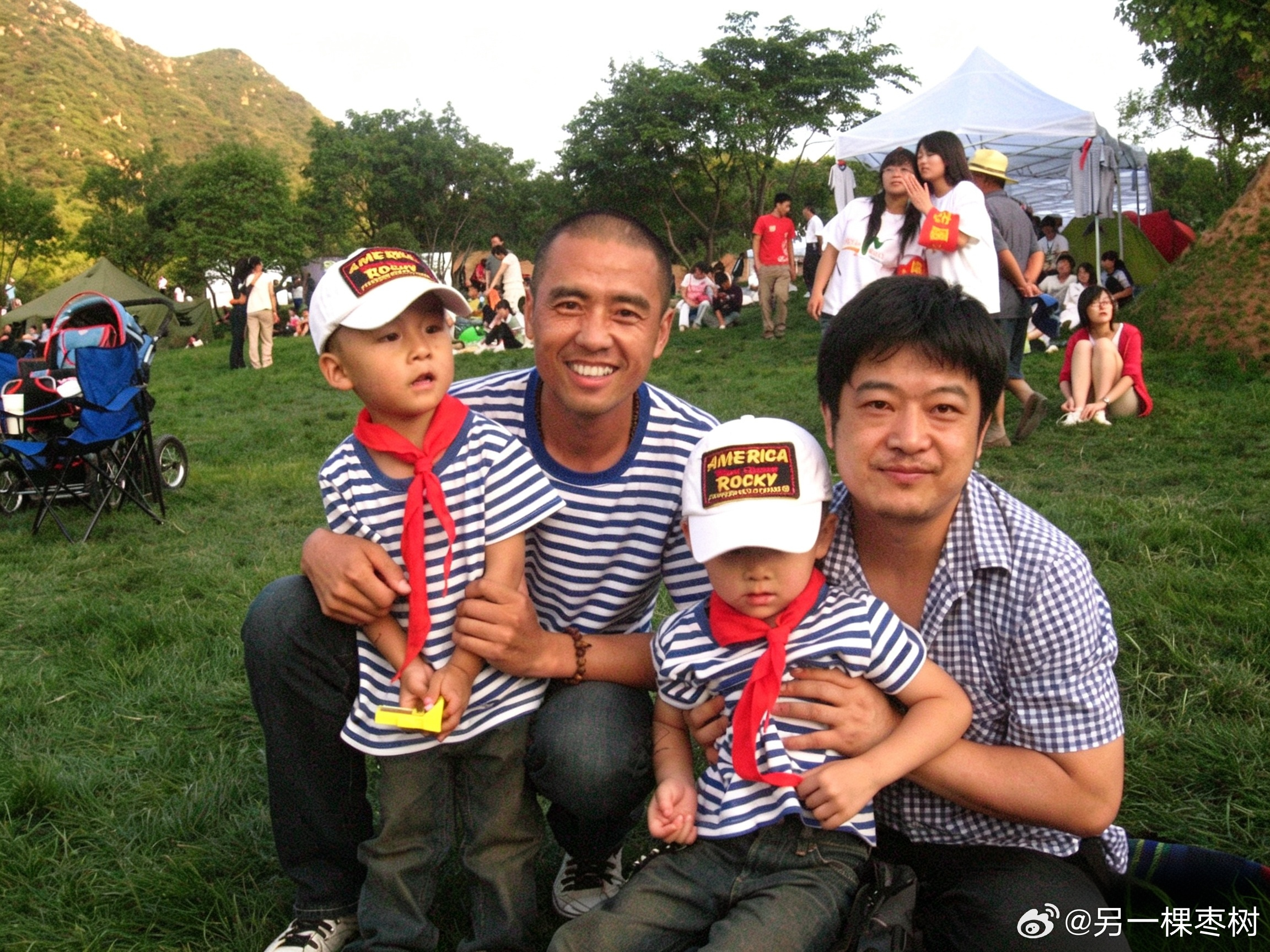 2010年在北京长城音乐节偶遇何勇。
彼时他已经有点发福，眼神透着疲惫。他在我们帐篷后面一点，和黄燎原席地而坐。我先走过去蹲下来伸出手，勇哥好。他微笑着握着我的手，你好兄弟。我说，我带儿子来看音乐节，方便和您合个影么？他爽快地说，没问题啊。我叫儿子过来，一起拍了这张照片。

前几天他去 ​