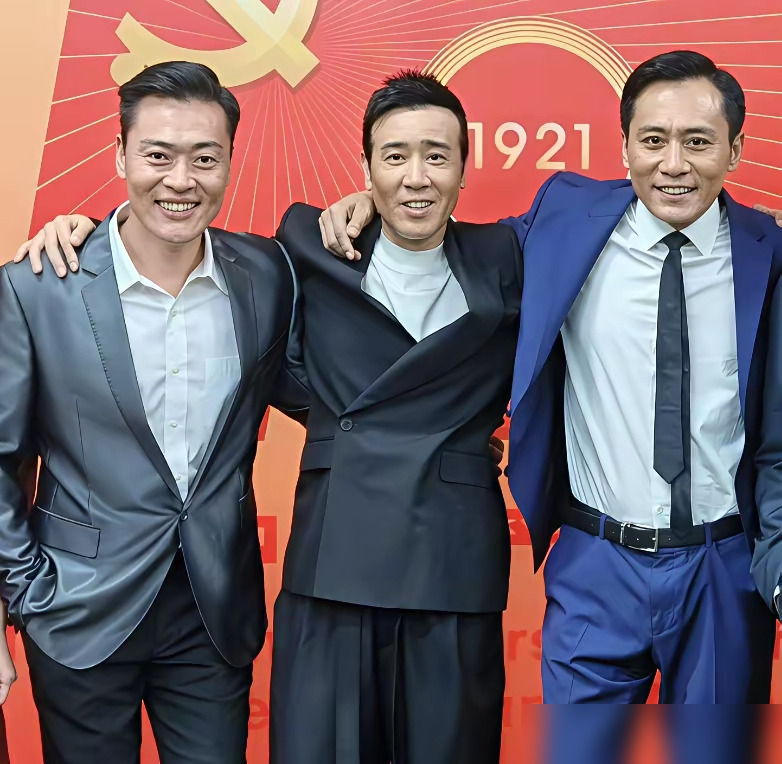 一张合影炸出一堆人，于和伟、刘烨都认出来了，最左边那位愣是没人敢认。有人猜是《亮剑》里的老熟人，评论区直接吵翻了。
说实话，于和伟这两年是真的猛。刚杀青《伟大的长征》，60集，央视一套排播，国庆档直接上。接着又官宣跟杨紫搭档《远去的白马》，冲奖配置，一步没停。
结果这张合影一出来，大家注意力全被