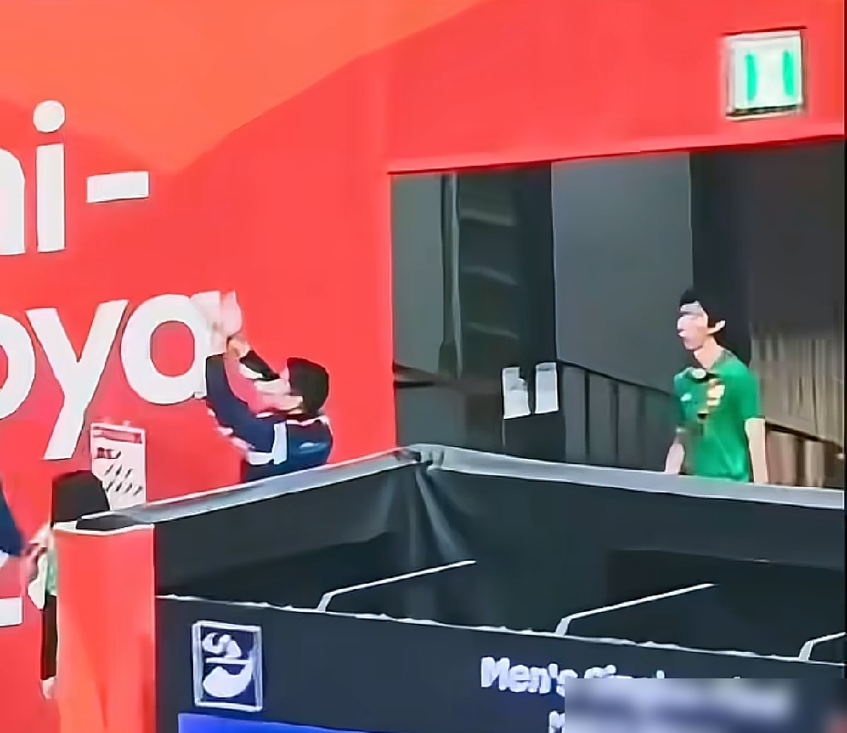 亚运会乒乓男团决赛，国乒2比3把金牌丢了。温瑞博第五盘跪地，脸埋进毛巾里，说本可以带来一场胜利。
复盘一下排阵：王楚钦一单，先逆转松岛辉空，再输张本智和。林诗栋三单赢户上，稳的。只有温瑞博打二单，两场全输，决赛直接崩。
主教练王皓赛后不认这是变阵，说半决赛就想好了。原话，要给年轻运动员更多试错空