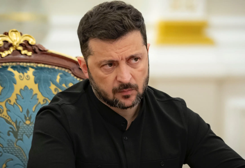 泽连斯基亲口证实了一件事。
基辅已经部署超过12座“天空哨兵” AI自动防空炮塔，计划再增8座到基辅州，乌克兰空军发言人的原话是——“我用这玩意儿击落了喷气式无人机，包括Geran。
 
我认为，这件事的意义被很多人低估了，它不只是“乌军又拿到一款新武器”那么简单。它标志着俄乌战场进入了一个新的技术