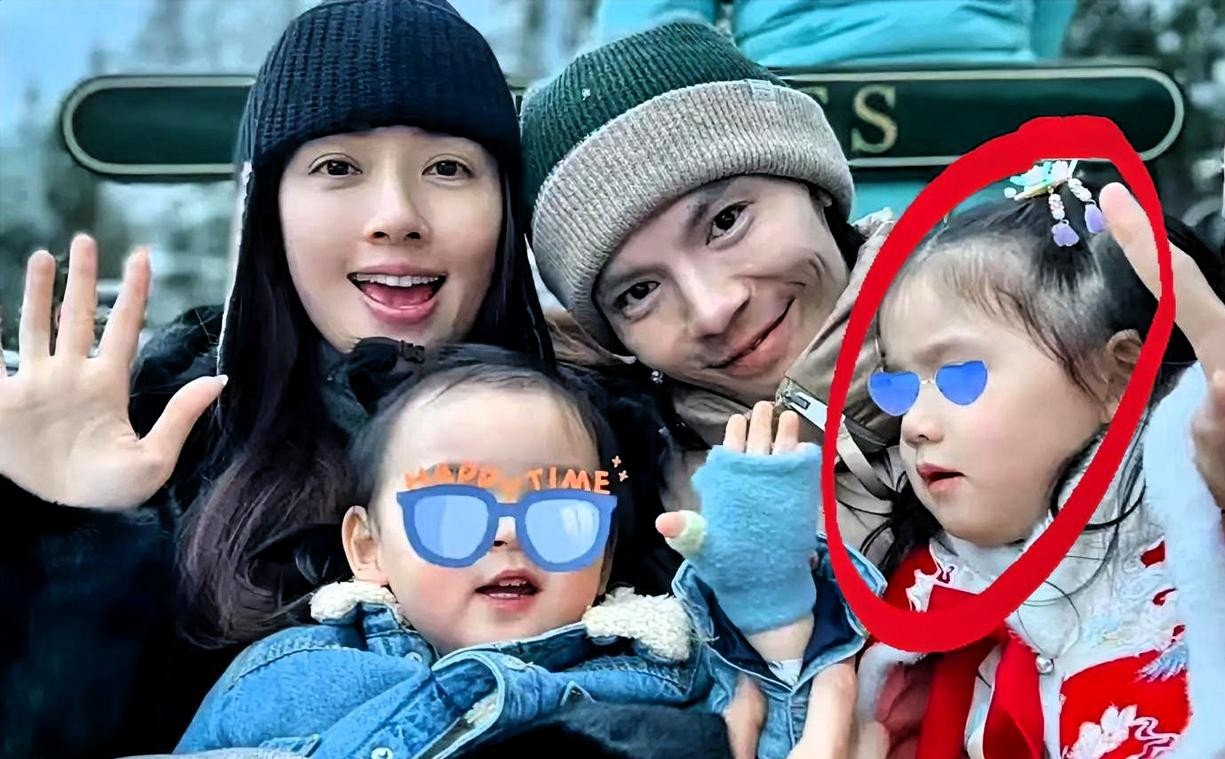 郭碧婷的父亲在网上夸外孙长得清秀俊俏，结果评论区清一色的留言，直接把孩子亲爹推到了风口浪尖。
满屏都在感慨：“谢天谢地，这长相硬生生把向佐的基因给绕过去了。”
你说向佐招谁惹谁了？人在家中坐，锅从天上来，平白无故成了基因遗传里的那个“避雷针”。
现在网上好像有个心照不宣的逻辑：
只要明星家里