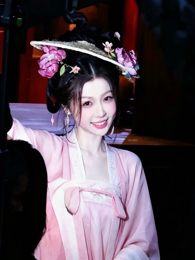 #虞书欣何盼# 
家盼完全人间小桃花 ​