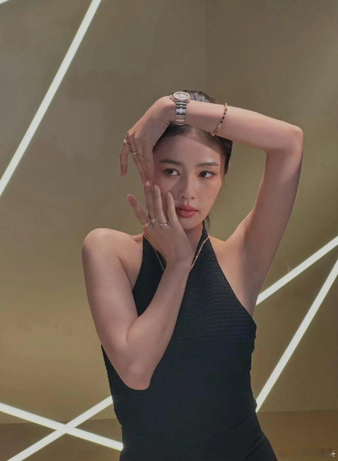 白鹿的造型师退休吧，这妆造土到掉渣了 ​