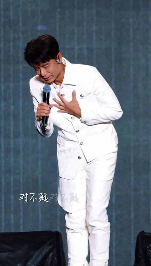 李克勤迟到两小时为啥没人骂？说真的，这事放别人身上可能早被喷惨了，但看完经过，我居然有点骂不出口。

迟到两小时本身没得洗，谁干等那么久都会窝火。可主办方也没干等着，连夜搬救兵，请其他歌手暖场俩小时，先把场子稳住。你想想，这背后得折腾成啥样。

但话说回来，观众买票不是来听借口的。他一路折腾真不是故