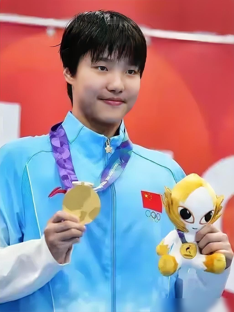 13岁，亚运会MVP，中国游泳队从来没出过这号人。
于子迪，2012年生人，河北保定丫头。6岁跟着爹去水上乐园玩水，被教练一眼从人堆里揪出来。10岁国家一级，11岁全运会预赛游出4分40秒，离巴黎奥运A标就差两秒。
中间也怂过，11岁那年压力大到想撂挑子不干了。教练家人摁着劝，愣是没走。转头20