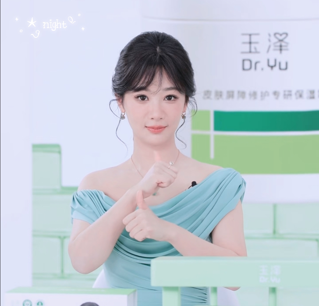 杨紫近期状态广受大家称赞，不少网友感慨岁月在她身上仿佛放慢了脚步。最近她频繁亮相各类场合，不管是工作出镜还是私下画面，整体状态焕然一新。尤其是做客玉泽品牌直播间时，一登场就吸引了大量网友围观。
 
直播间人气很高，大家都想近距离看看杨紫。高清镜头特写之下，不少网友感叹她皮肤清透细腻，少女感十足。
很