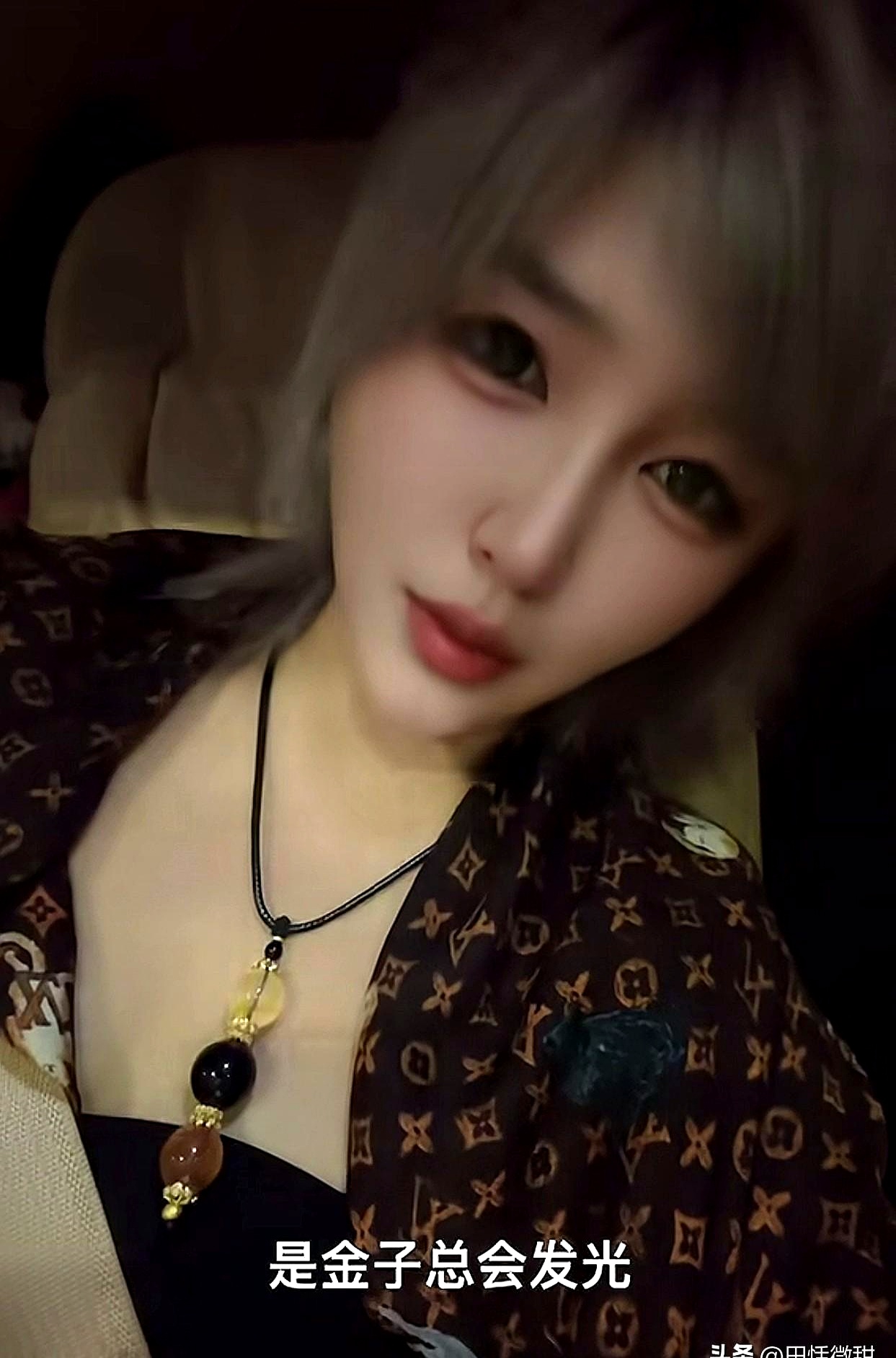 娇娇在直播里点评小沈阳，表面是捧，落到耳朵里却全是刺，竟然当众说人家沈春阳长得不咋地，佩服小沈阳红了都没离婚
 

这话看似在夸，格局其实早就输光了。人在暴红之后最见底色，当年小沈阳火遍大江南北，面对多少诱惑，身边不少人发达了就换枕边人，他硬是守着沈春阳踏踏实实过了几十年，没闹出过半分狗血戏码