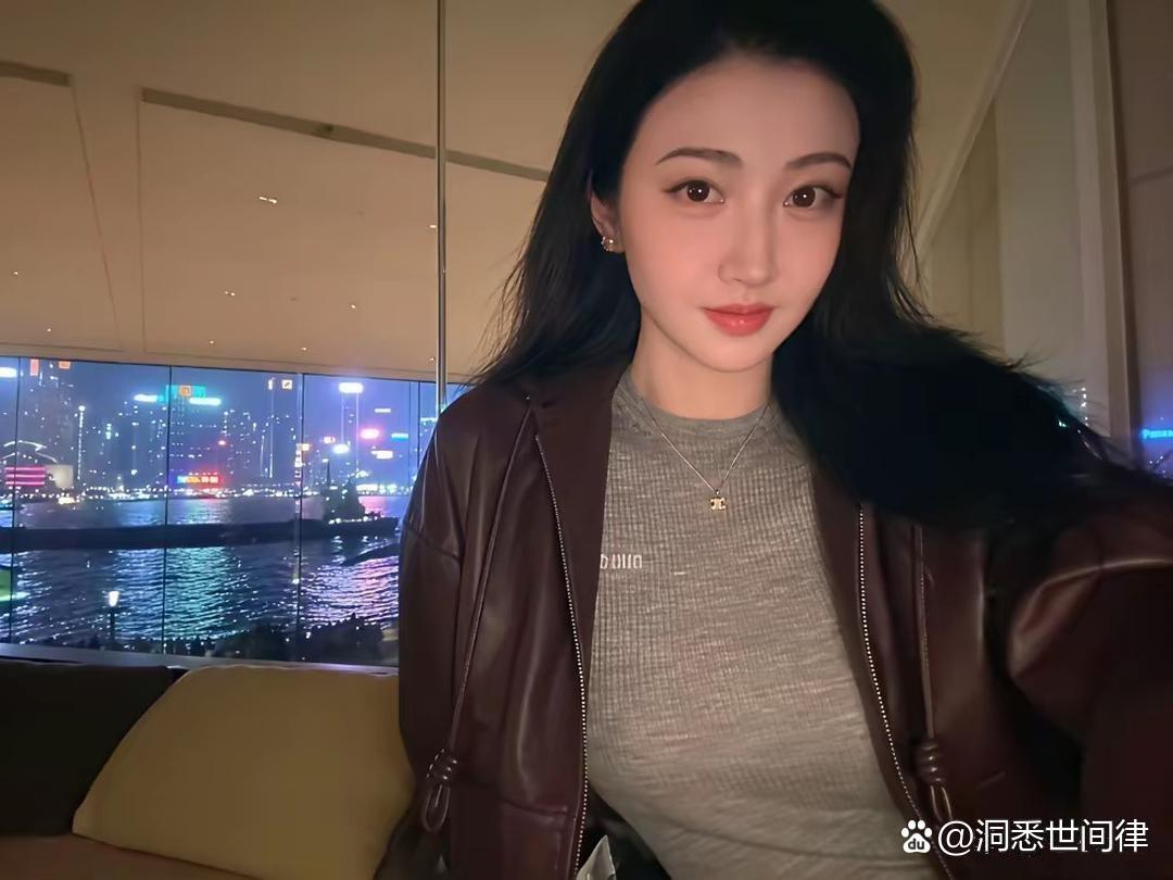 景甜和孙宇晨第一次见面的照片找到了，景甜穿的确实很随意，但是人还是很美的，就是晚上得给男方磨指甲 ​
