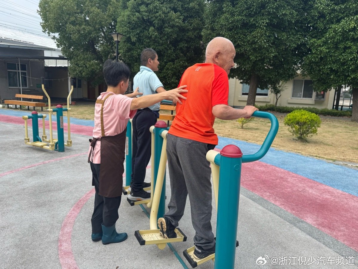 宁波镇海区宜康颐养院悉心守护着一对特殊父子。年近九旬的父亲饱受小儿麻痹...