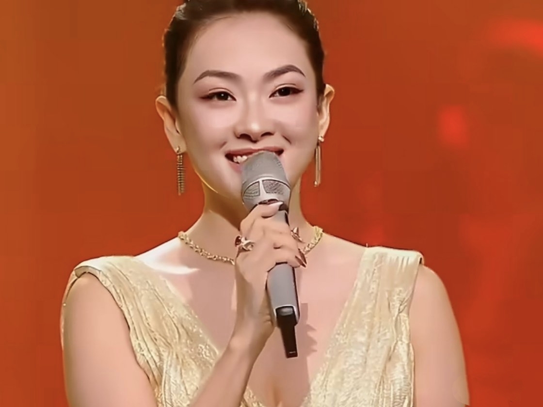 我能接受章子怡老了，
也能接受章子怡变胖，
但实在理解不了，她才47岁，怎么眼睛变成这样了

她上次露面，就是11天前，整个人瘦了一圈，眼睛挺精神，只是耳朵有点变化

这次她在湾区升明月的晚会上，脸没变，但她的眼睛变了

不是变得憔悴，也不是变得没光了，而是上眼睑肿了，眼睛有点睁不开，一直在眨眼